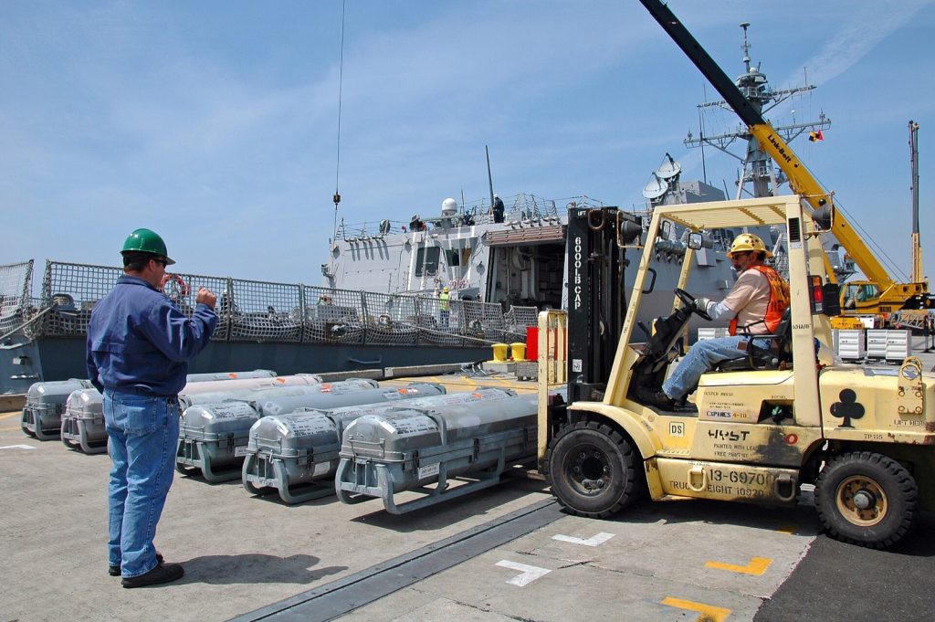 货柜装卸,US Navy 100414-N-8951S-013 Rigger George Serna moves a container holding a light