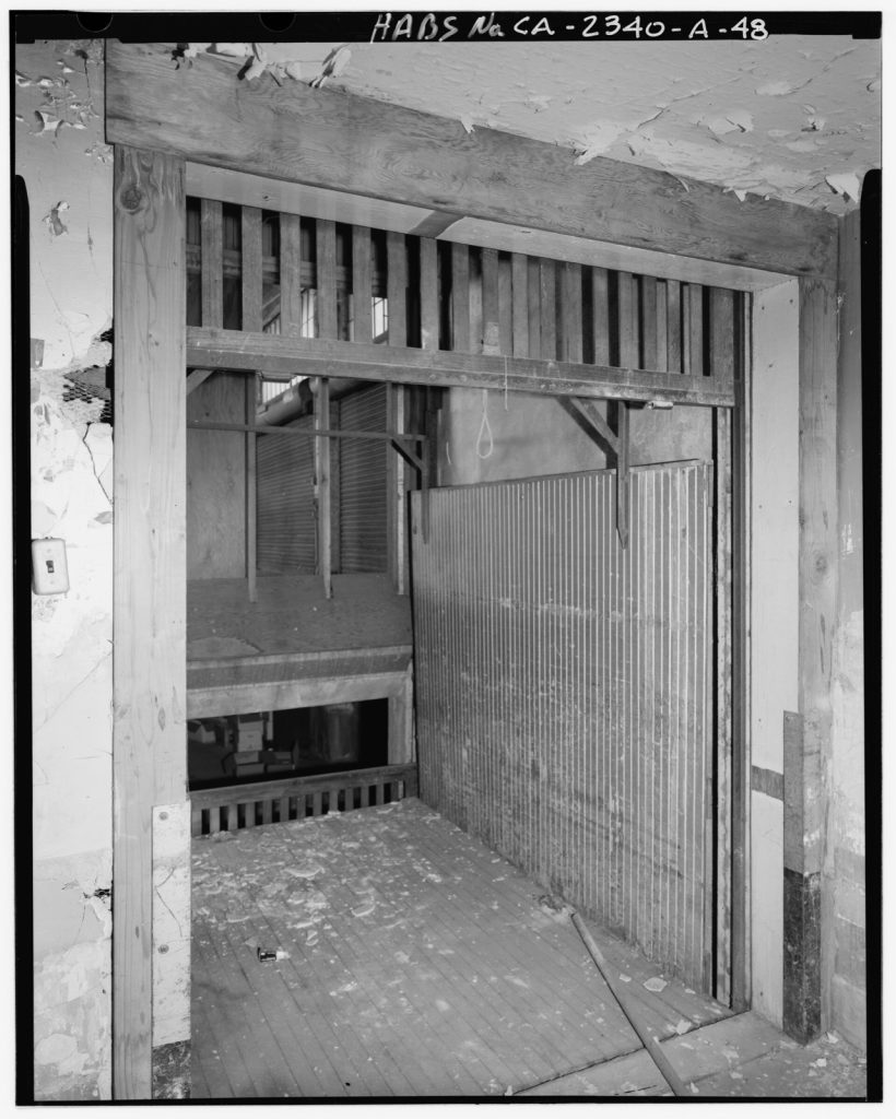 装货月台，Detail of freight elevator, located between loading dock section and American Ra