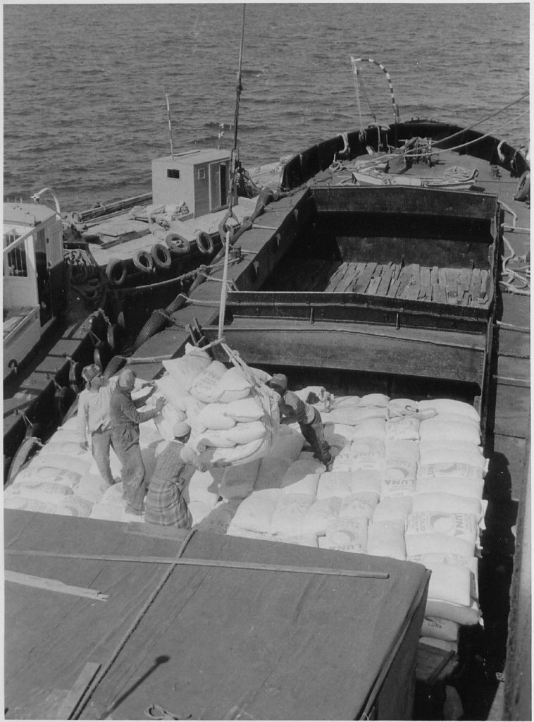 装货月台，Loading a barge with bagged on the Shatt al-Arab - 1958.png