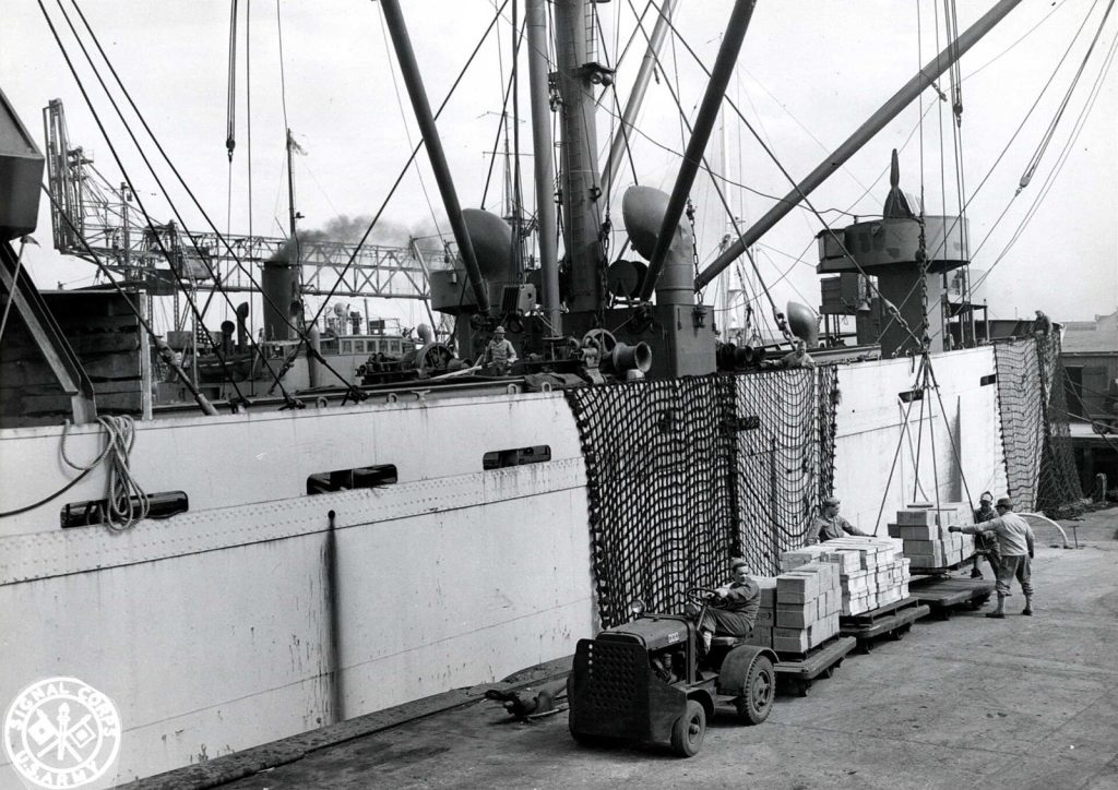 装货月台,Loading onto Dock Trailers, Iceland - DPLA - 64c1829fc0f56b2f7a06e32b40f816ec.jp